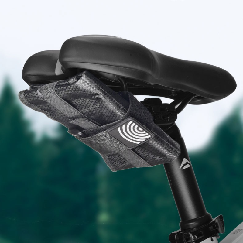 La trousse à outils de réparation de vélo est placée sous la selle
